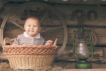 深色调篮子中的婴儿摄影图