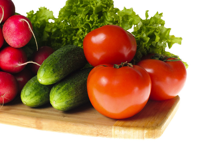 案板上的蔬菜西红柿