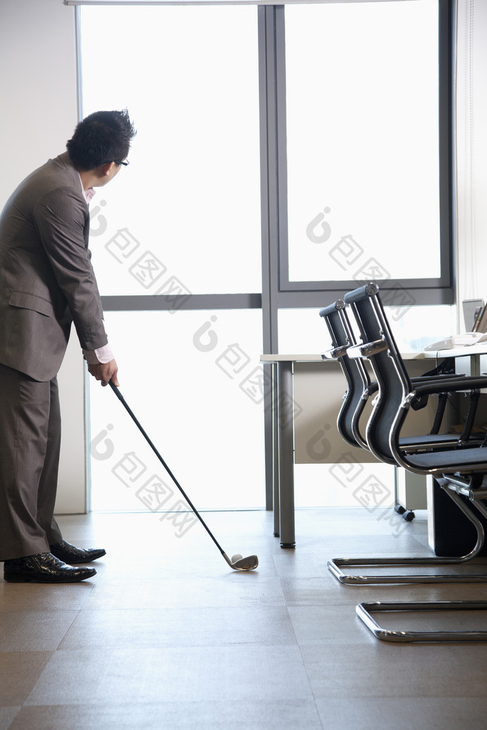 商人在办公室打高尔夫球
