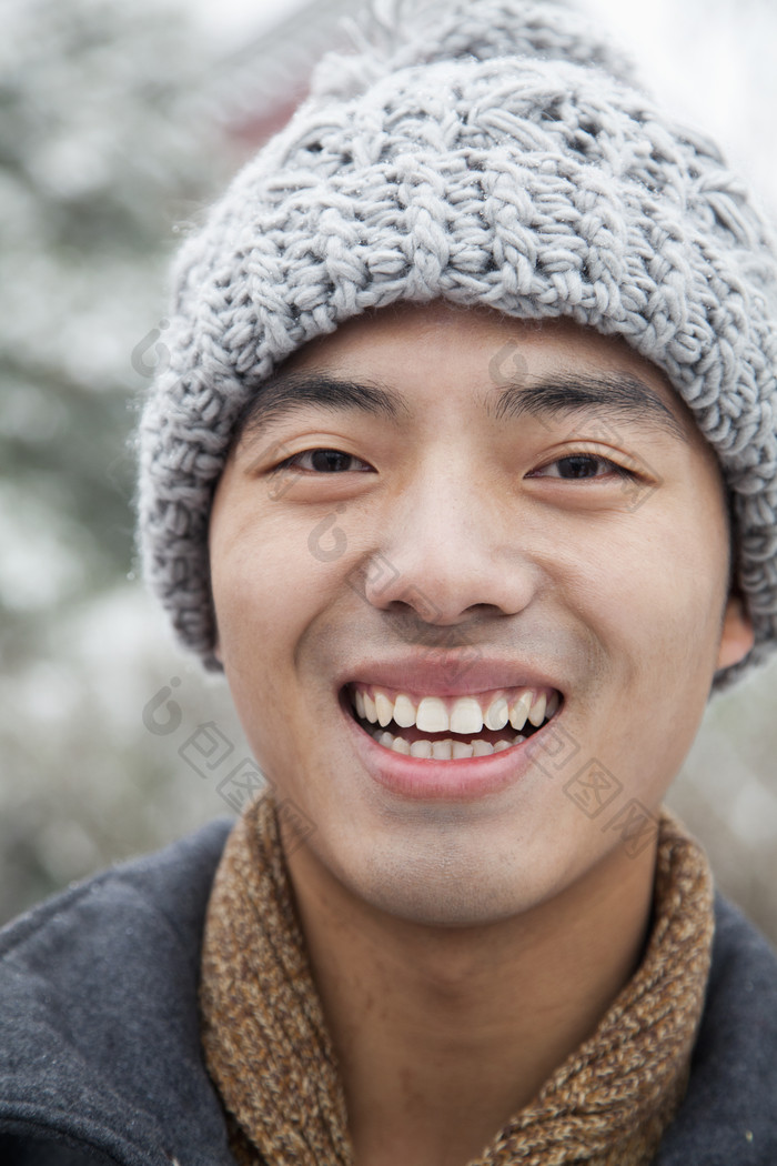 年轻的男人冬天寒冷的毛线帽子微笑面部摄影