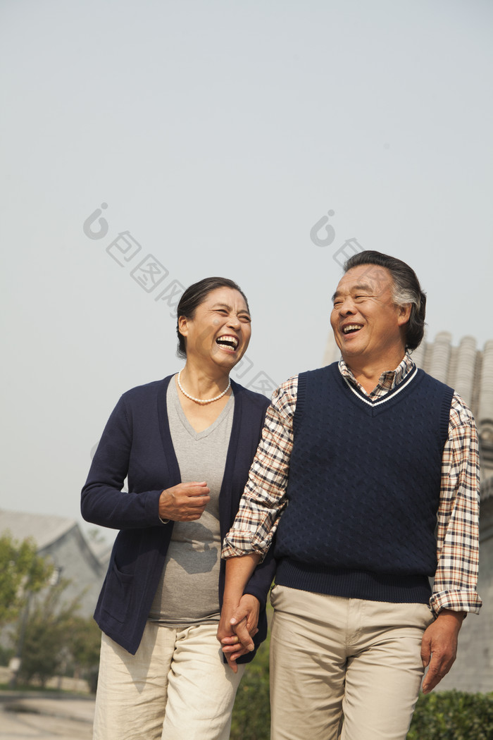 爷爷奶奶早晨户外运动晨运休闲的摄影图片