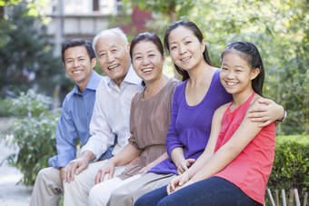 <strong>一家人</strong>爸爸妈妈爷爷奶奶孙女<strong>女儿</strong>家庭坐着微