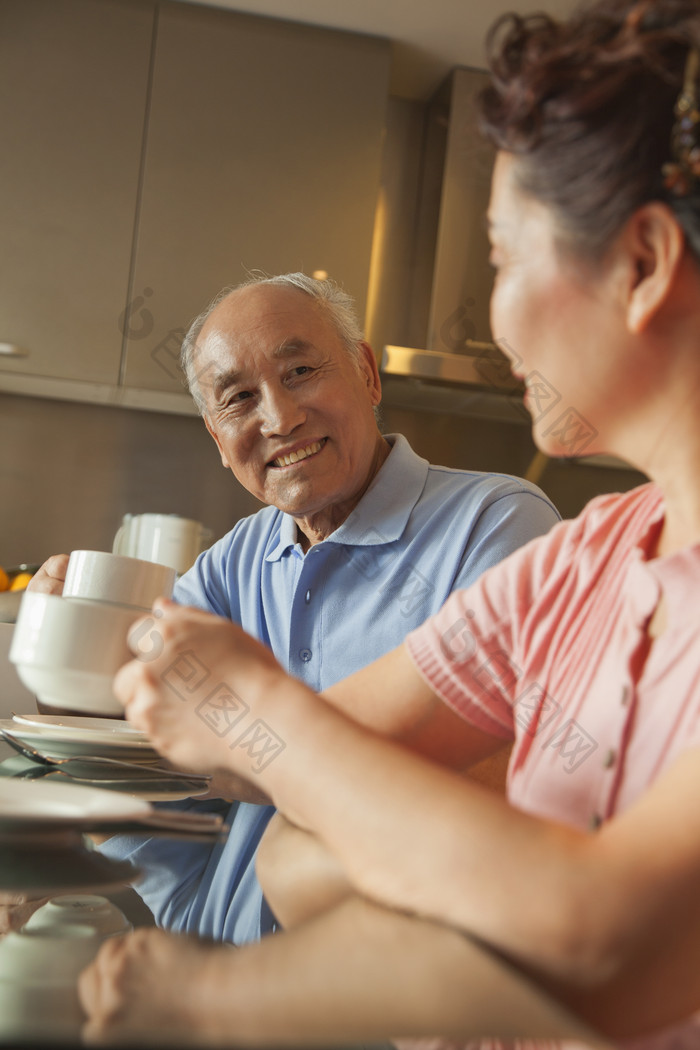 夫妻老年人爷爷奶奶男人女人吃饭微笑摄影