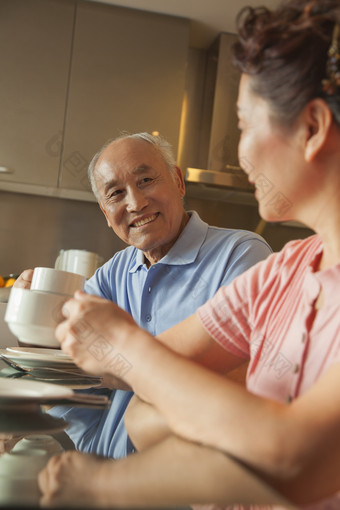 夫妻<strong>老年人</strong>爷爷奶奶男人女人吃饭微笑摄影