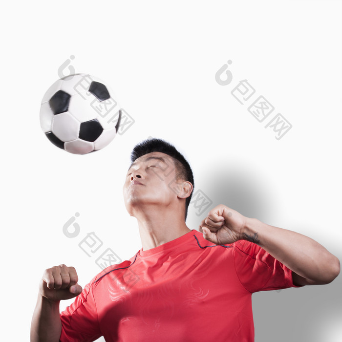 足球头顶球男人运动踢球比赛运动员