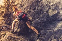 暗色调登山女人摄影图