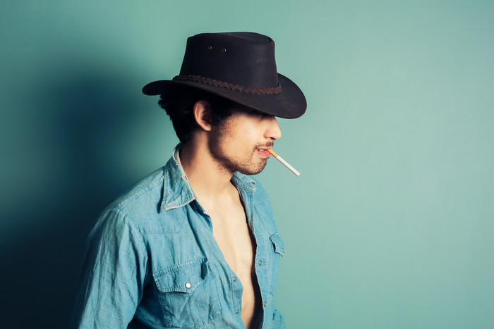 抽烟男人侧颜摄影图