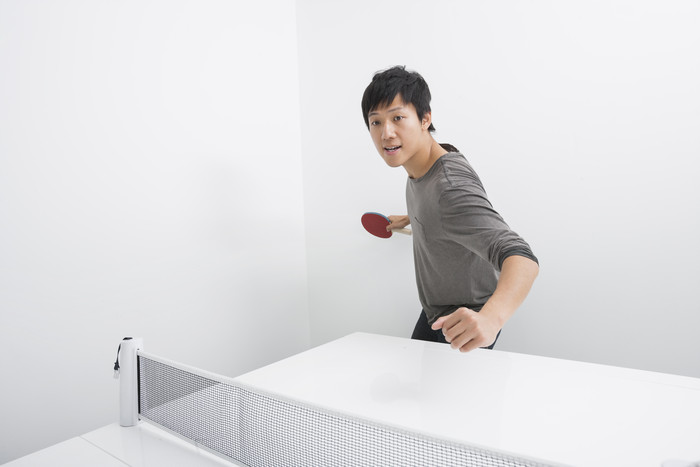 灰色调在打乒乓球的男人摄影图