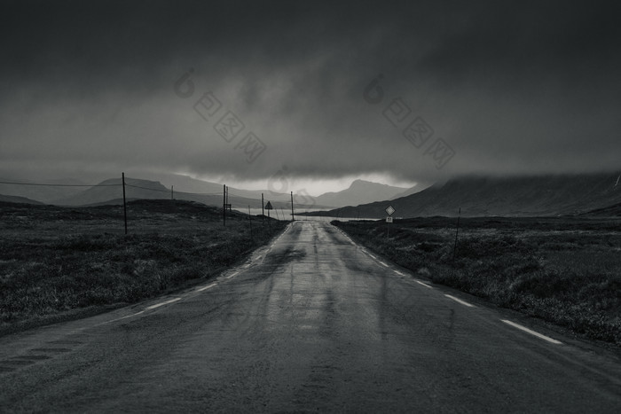 黑暗中的公路摄影图