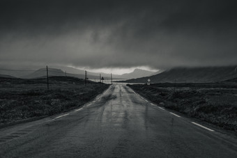 黑暗中的公路摄影图
