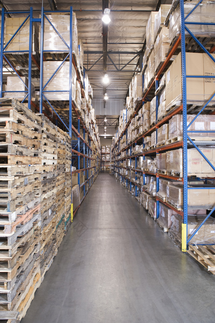 暗色调宽敞库房图片-包图网