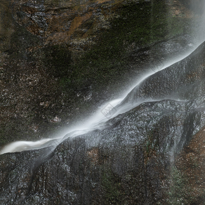 石山上流淌的瀑布水帘