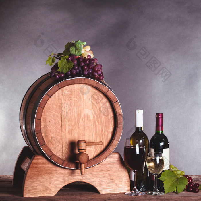 葡萄酒瓶和木桶摄影图