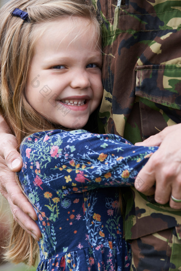 暗色抱着军人的女孩摄影图