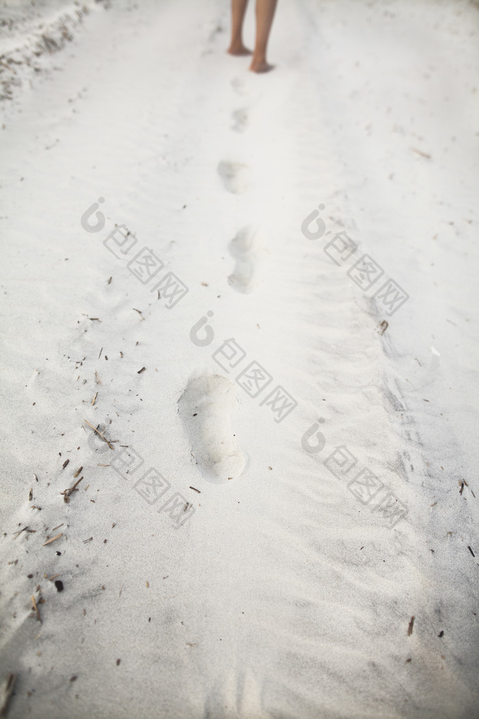 简约雪地上的脚印摄影图