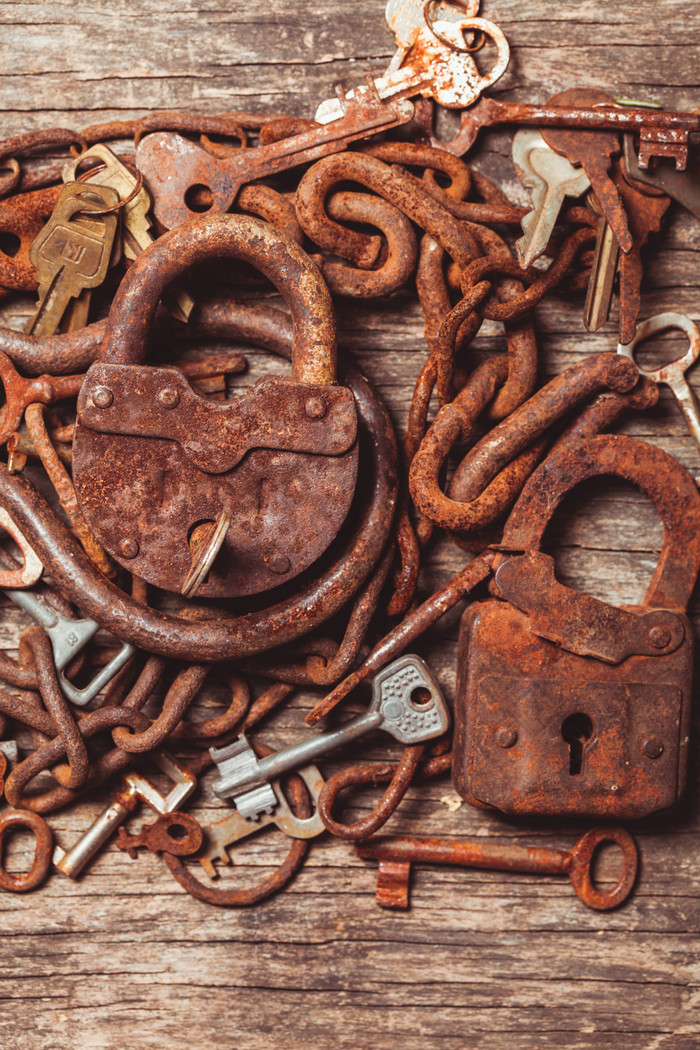 铁锁和钥匙生锈摄影图