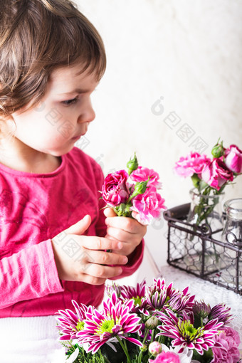 手拿鲜花花朵的小女孩