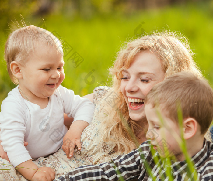 草地上的母亲和孩子