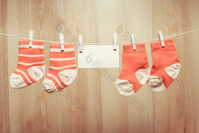 晾衣绳上的橙色小袜子