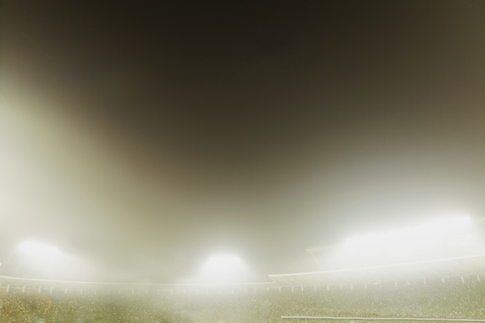 足球场中的光芒摄影图