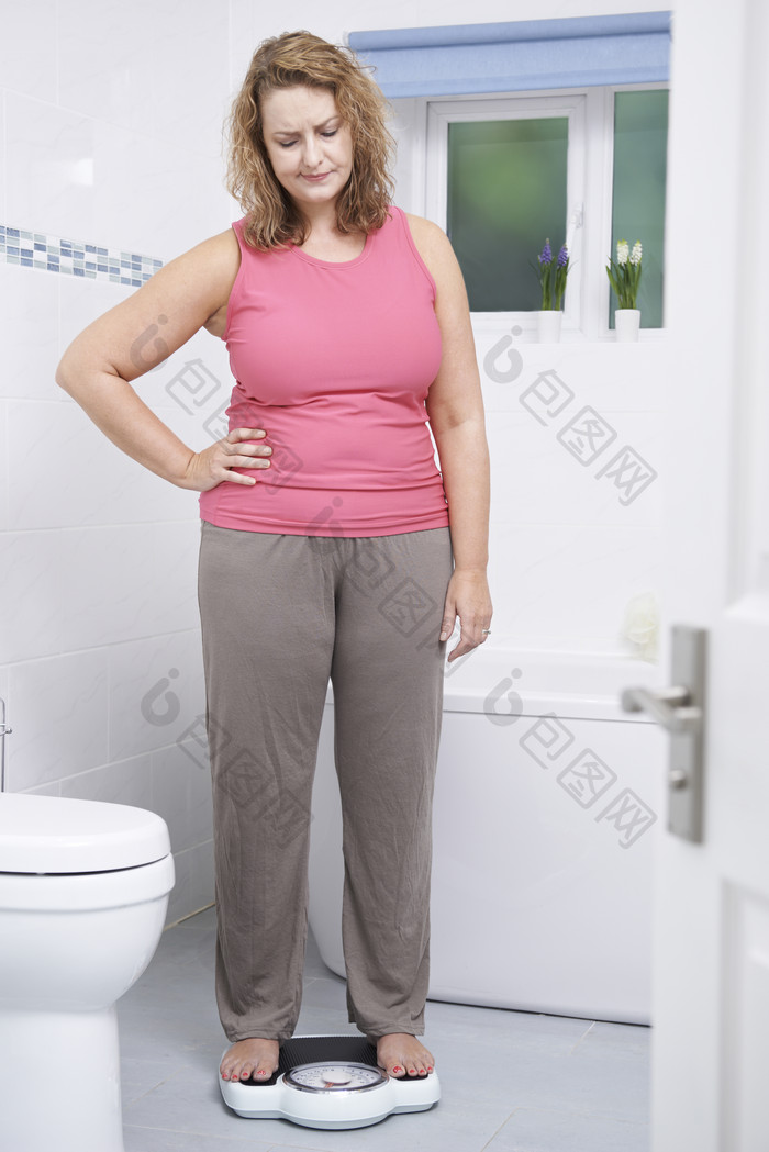肥胖女人卫生间称重