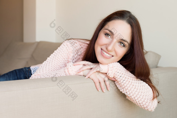 灰色调沙发上的女人摄影图