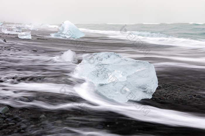 暗色调海上冰川摄影图