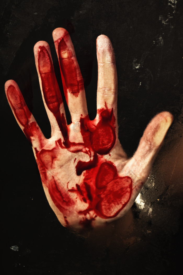 暗色调带血的手掌印摄影图