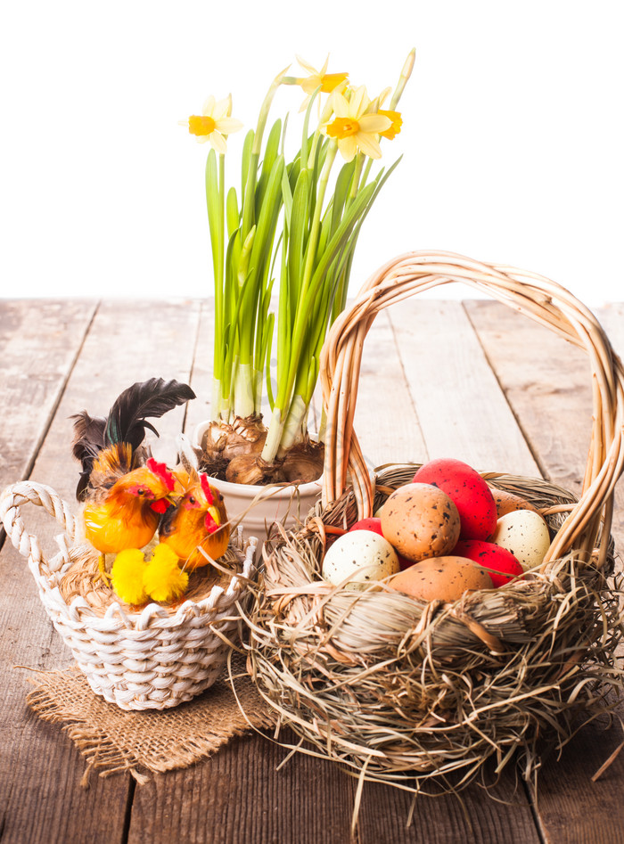 一篮子彩蛋和植物盆栽图片