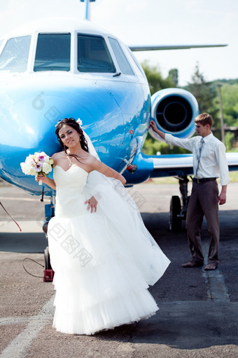 直升机前的新娘摄影图