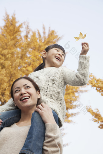 坐妈妈脖子上<strong>秋游</strong>的女孩