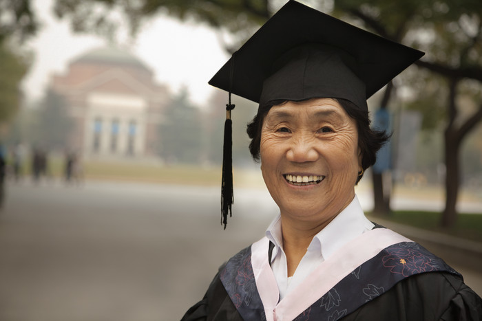 学生学校学士帽女人毕业微笑开心的摄影图片