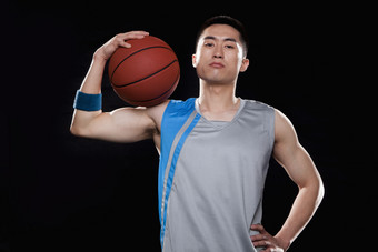 <strong>打篮球</strong>男人运动体育锻炼球衣抱着球投篮摄影