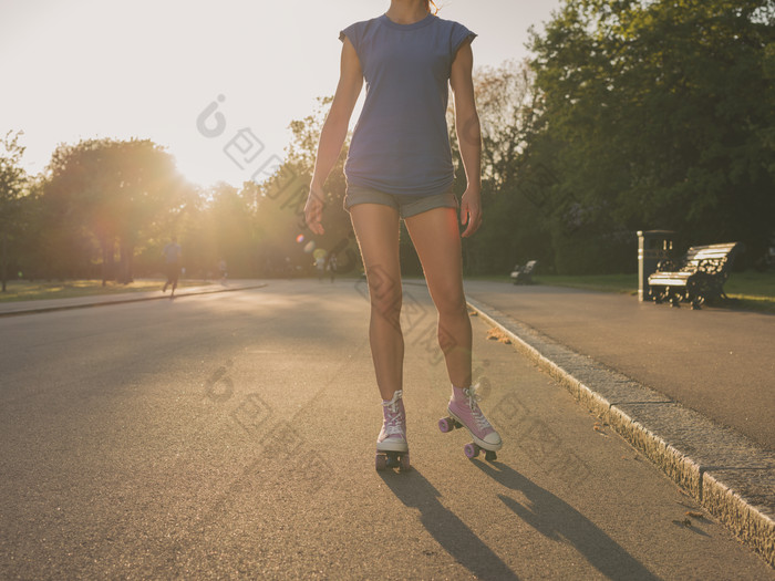 在夕阳下玩轮滑的女人