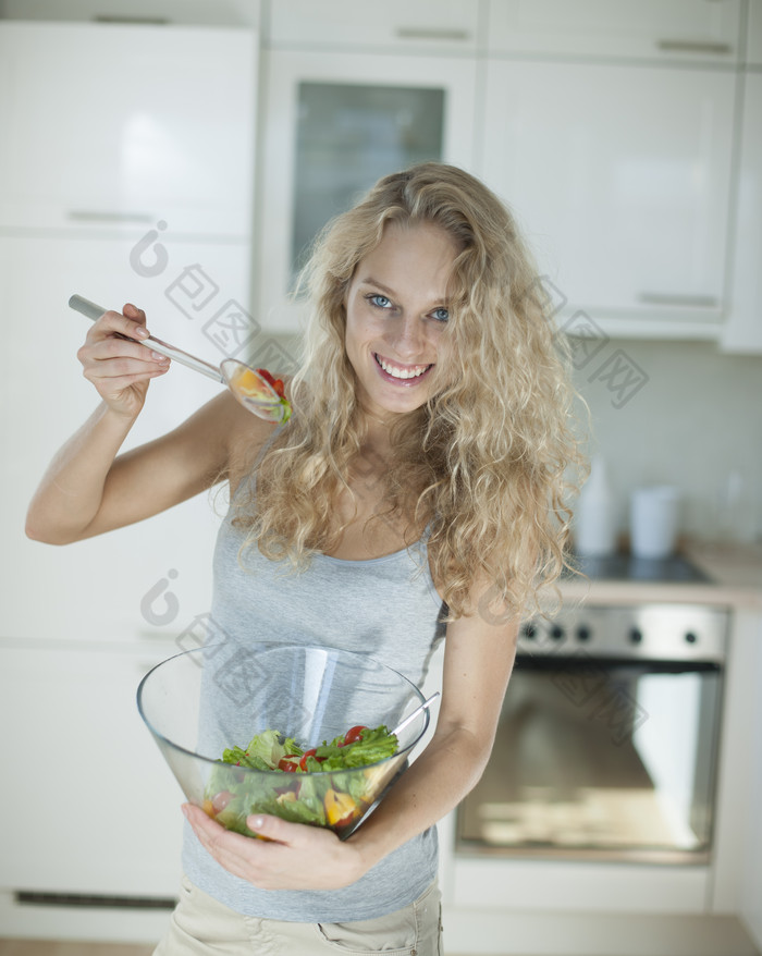 简约风格做美食的女子摄影图