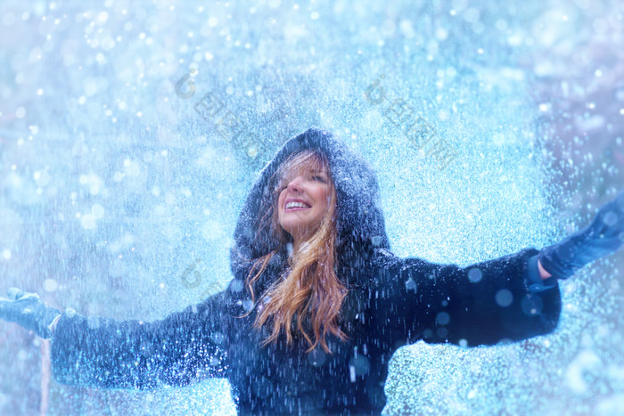 蓝色调雪中的女人摄影图