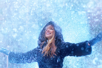 蓝色调雪中的女人摄影图