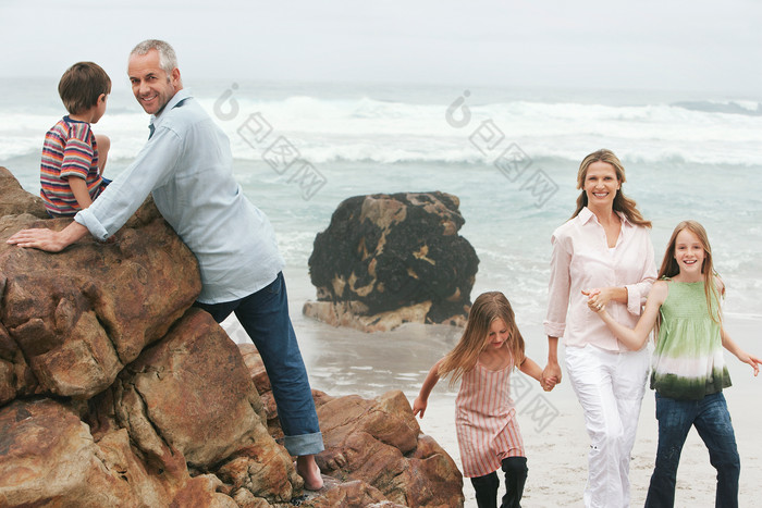 海边游玩度假的一家人