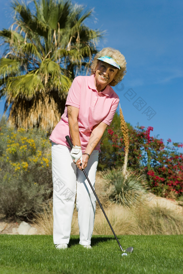 打高尔夫球的老年人女人