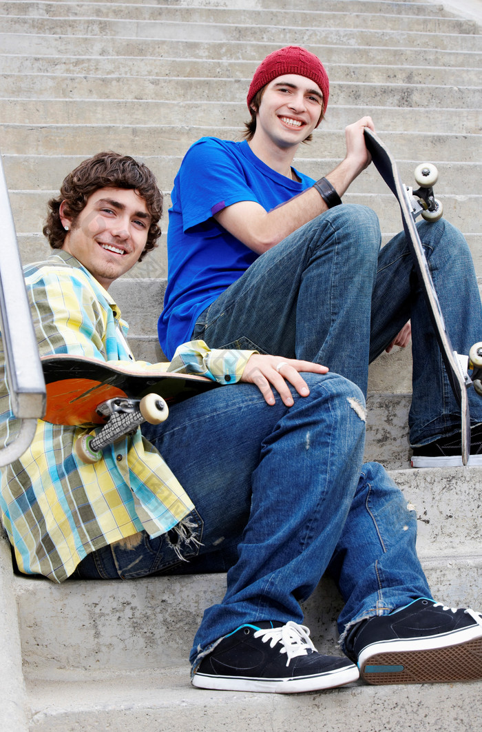 简约风玩滑板的少年们摄影图