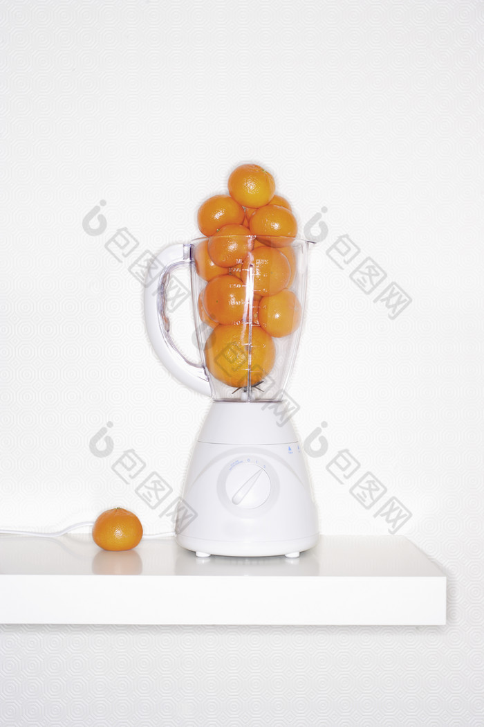 榨汁机和水果橘子