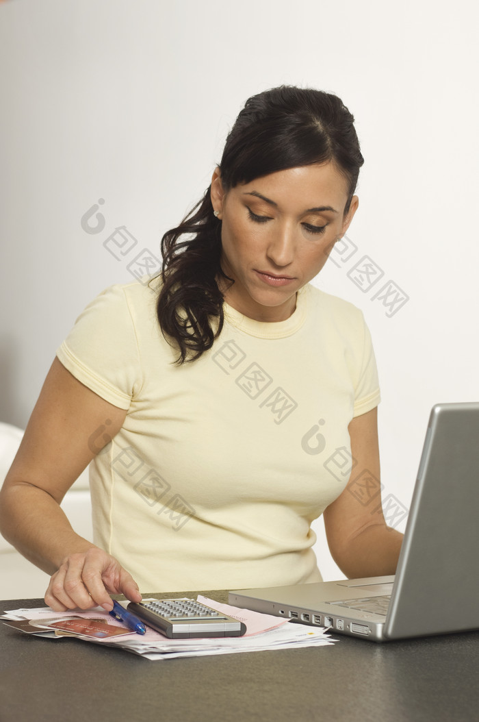 电脑查账单算账的女人