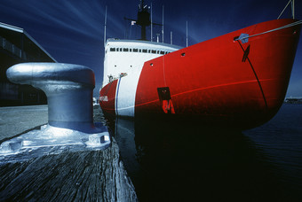 海洋上的红色轮船