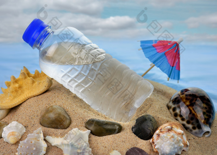 暗色调沙滩上的水瓶摄影图