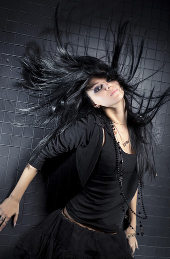 黑色的<strong>头发</strong>飞扬的女人图片摄影图