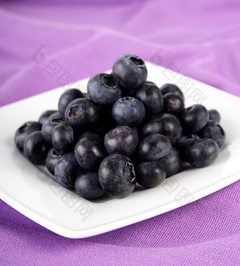 盘子里的蓝莓摄影图