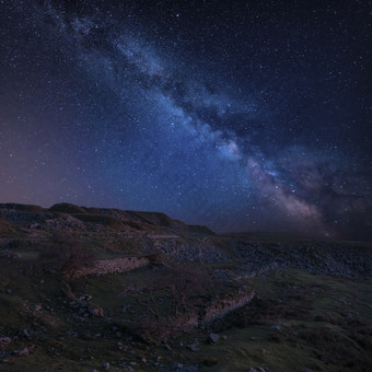 夜空下的大山风景