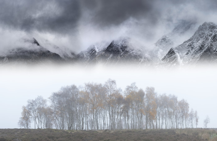 山林中的白雾摄影图