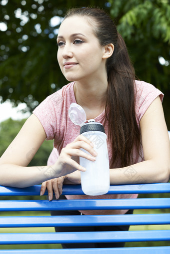 端着<strong>水杯</strong>的女运动员