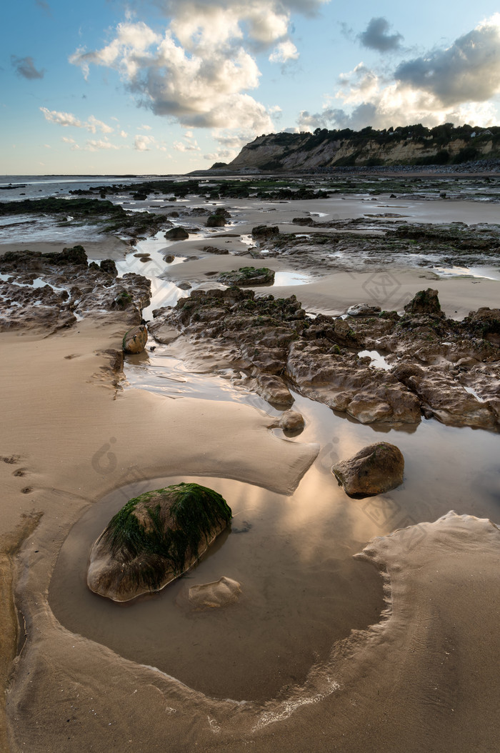 沙滩水坑石块摄影图